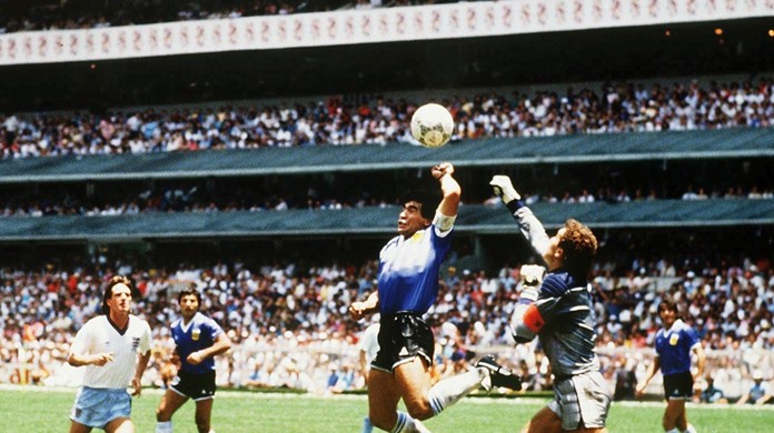 Maradona relata bronca após gol de mão: "Cala a boca e continua  comemorando" | futebol argentino | ge