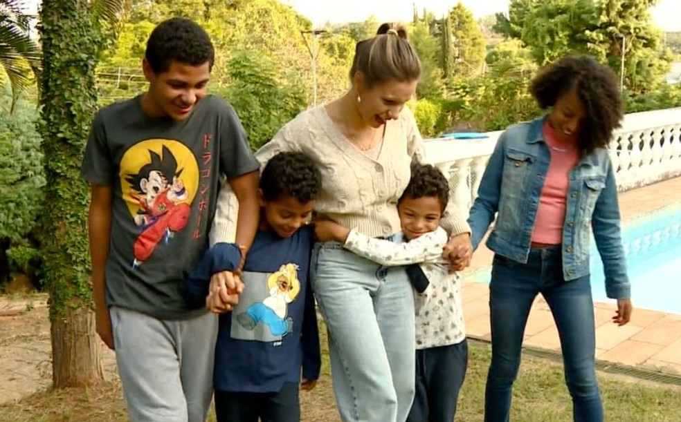 Fernada Fabris e os quatro filhos em Indaiatuba — Foto: Reprodução EPTV
