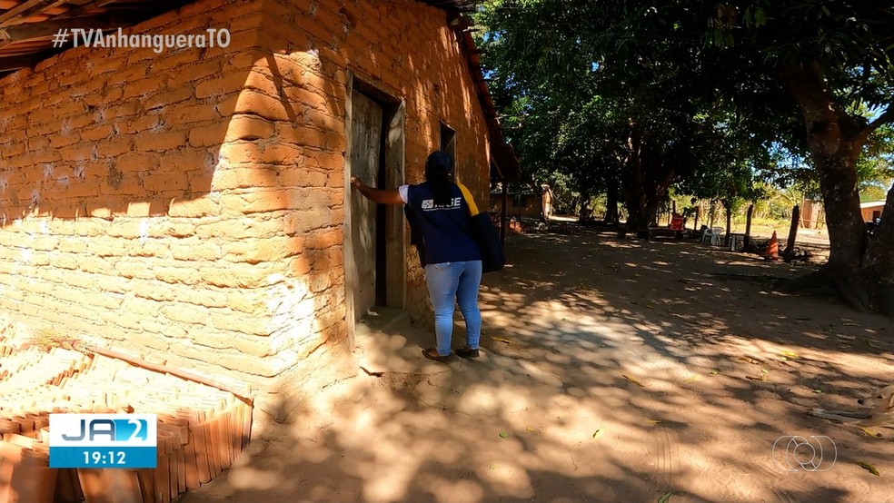Recenseadora visita casa na comunidade de Barra de Aroeira — Foto: TV Anhanguera/Divulgação