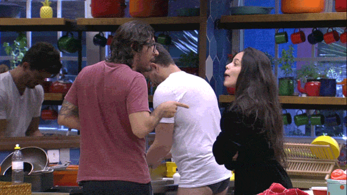 Emilly e Ilmar discutem na cozinha! (Foto: TV Globo)
