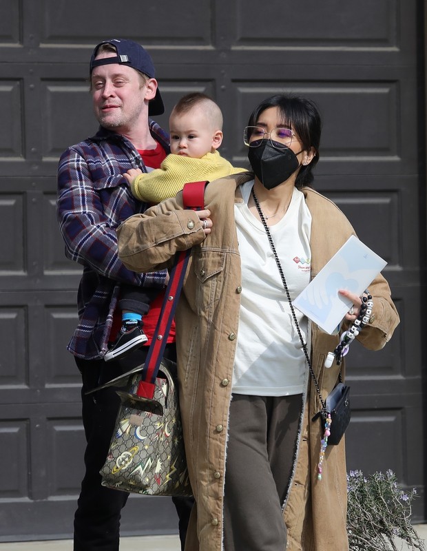 Macaulay Culkin e Brenda Song com filho (Foto: The Grosby Group)