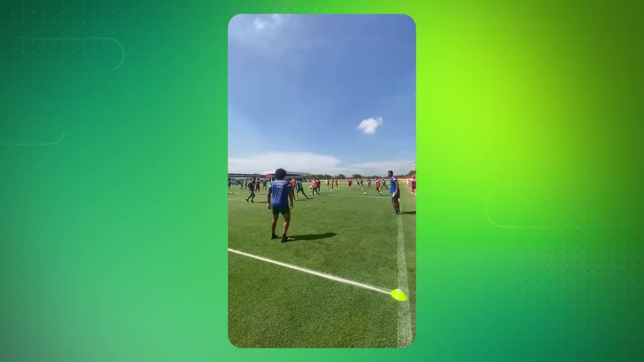 Marcelo faz passe de bobinho durante treino no Fluminense