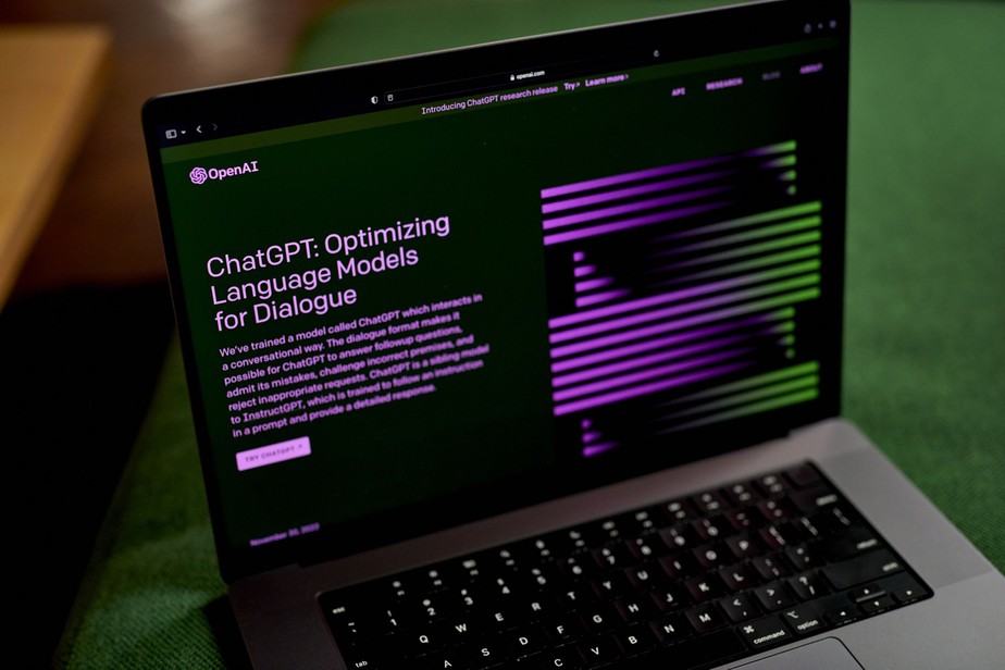 ChatGPT é um chatbot de IA capaz de oferecer respostas detalhadas e semelhantes às de humanos