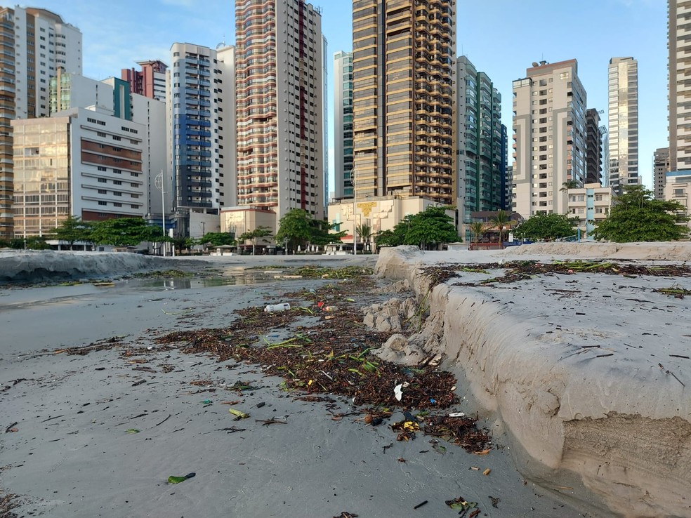 Praia alargada de Balneário Camboriú  — Foto: Rodrigo Gonçalves/NSC TV