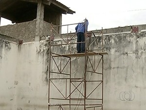 Telas de proteção são instaladas na Casa de Prisão Provisória de Gurupi (Foto: Reprodução/TV Anhanguera)