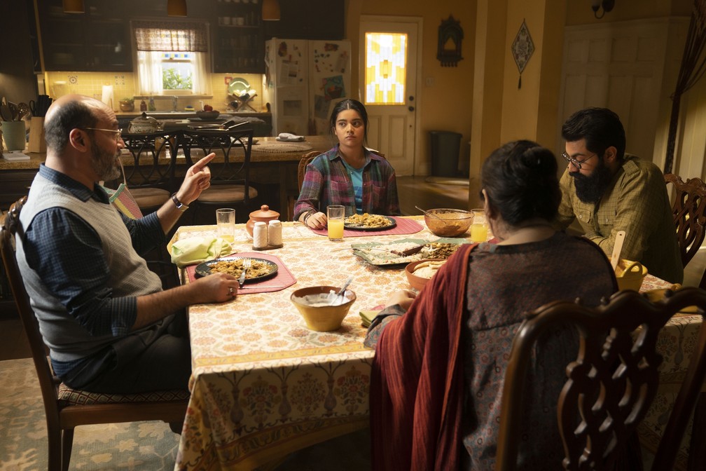 Mohan Kapur, Iman Vellani, Saagar Shaikh e Nimra Bucha em cena de 'Ms. Marvel' — Foto: Divulgação