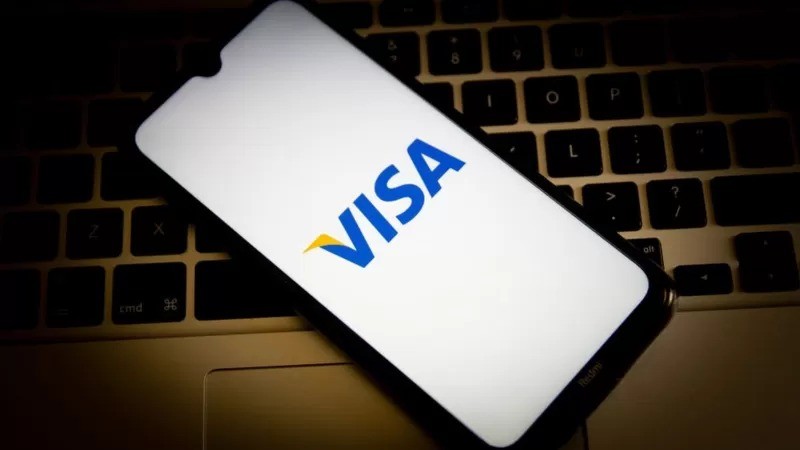 Mulher alega que a Visa, ao processar a receita de anúncios, foi cúmplice da empresa controladora do Pornhub (Foto: Getty Images via BBC News)