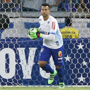 Fábio pede desculpas por rebote que originou pênalti para o Fluminense