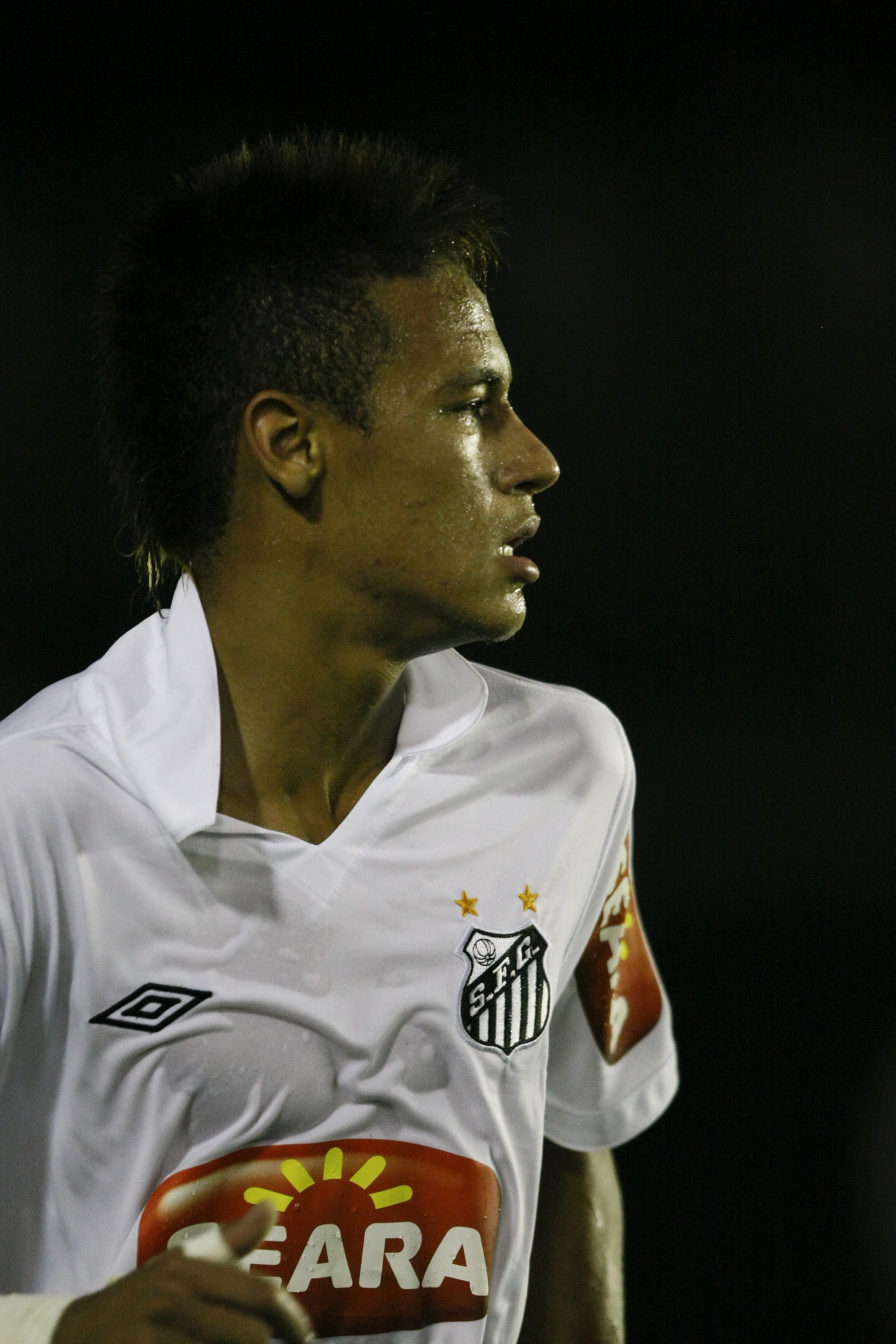 Neymar atuando pelo Santos em 2010 (Foto: Getty Images)
