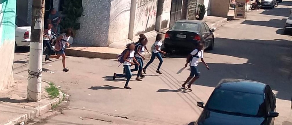 CrianÃ§as correm por ruas da MarÃ© durante tiroteio e sobrevoo de helicÃ³ptero da polÃ­cia na comunidade â€” Foto: ReproduÃ§Ã£o / MarÃ© Viva