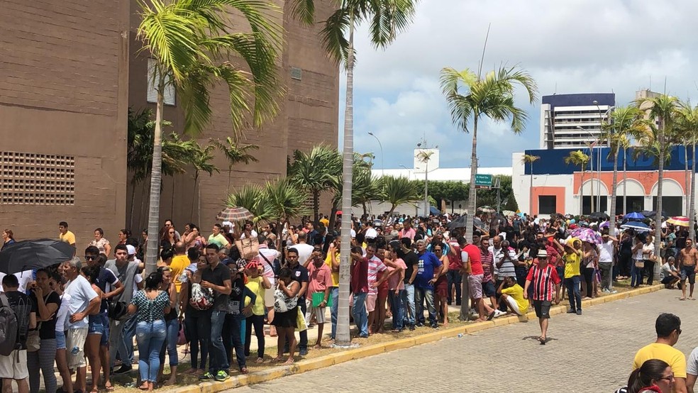 Eleitores formam longa fila para cadastrar biometria em Fortaleza — Foto: Foto: Marina Alves