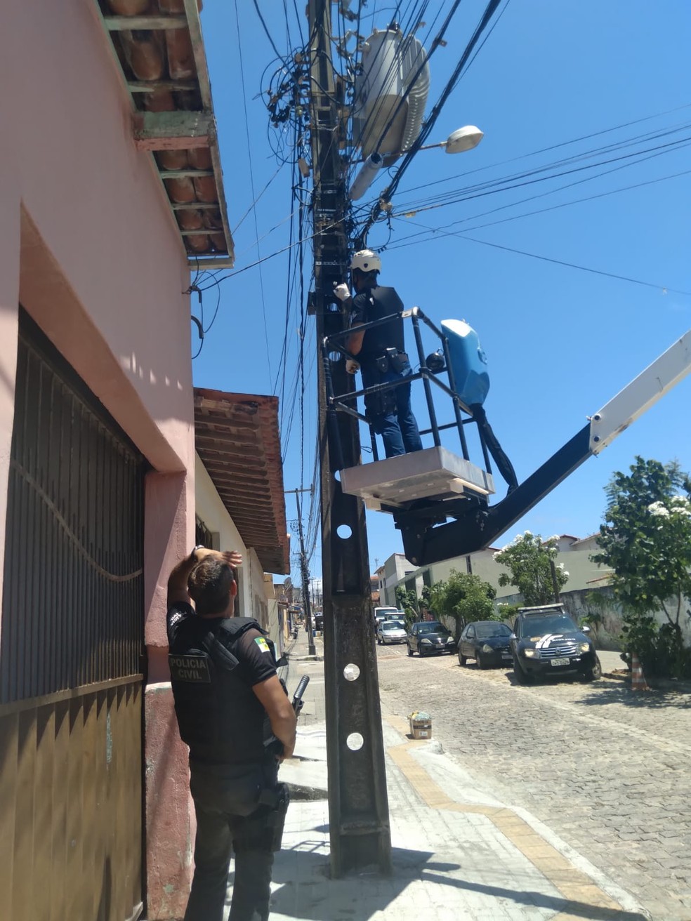 Polícia Civil retira câmeras instaladas por criminosos para vigiar comunidade na Zona Leste de Natal — Foto: Divulgação/Polícia Civil do RN