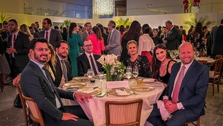 Zanin e convidados durante o jantar — Foto: Brenno Carvalho