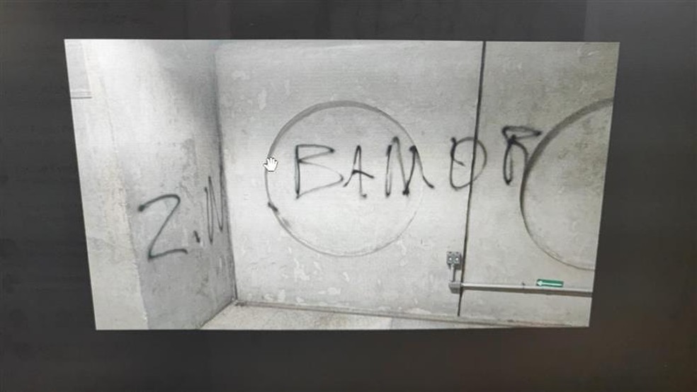 Metr&ocirc; de Salvador &eacute; pichado e vandalizado com nome de torcida organizada do Bahia &mdash; Foto: Divulga&ccedil;&atilde;o/CCR Metr&ocirc; Bahia