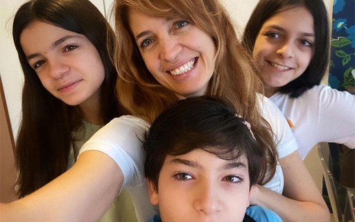 Poliana Abritta leva os filhos trigêmeos para vacinar: "Gratidão"