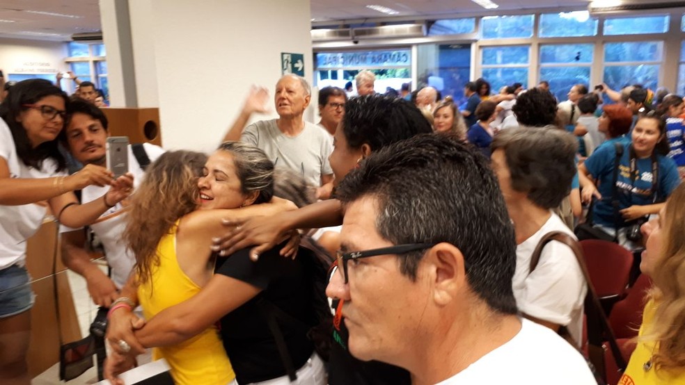Munícipes comemoraram decisão na Câmara de Peruíbe, SP (Foto: Rodrigo Nardelli/G1)