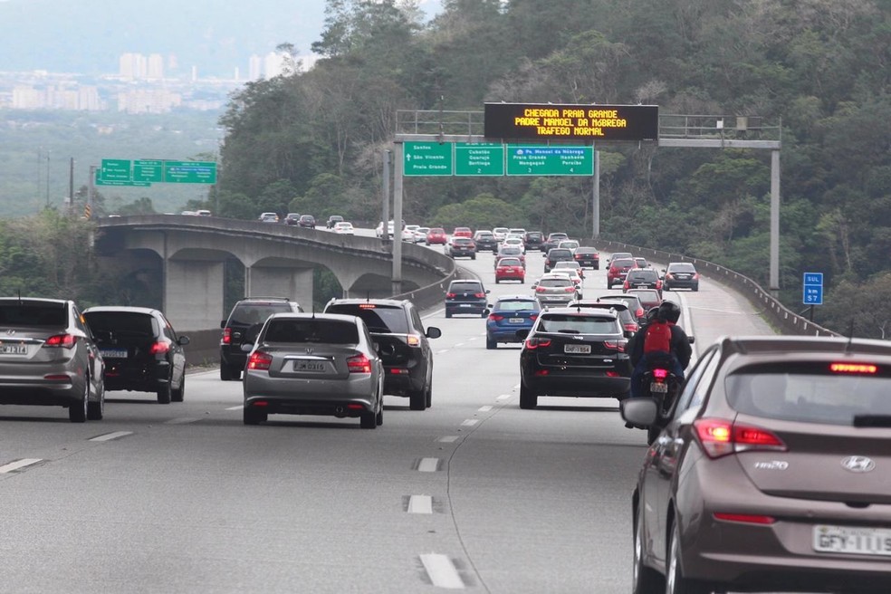 Movimento nas estradas em direção ao litoral paulista foi intenso durante todo o dia — Foto: Matheus Tagé/Jornal A Tribuna