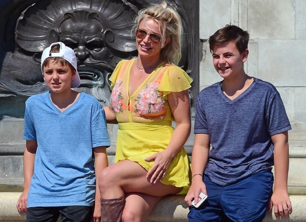 Britney Spears com os filhos (Foto: Backgrid)