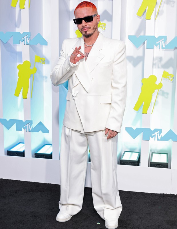 NEWARK, NEW JERSEY - AUGUST 28: J Balvin attends the 2022 MTV VMAs at Prudential Center on August 28, 2022 in Newark, New Jersey. (Photo by Cindy Ord/WireImage) (Foto: WireImage)