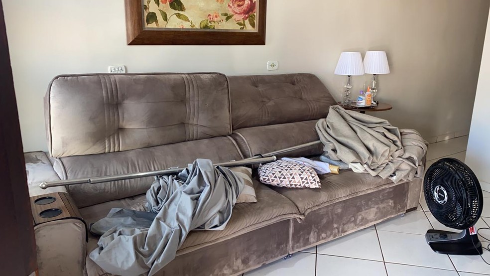 Policiais encontraram dinheiro, remédios e itens roubados na casa da suspeita em Cândido Mota — Foto: Polícia Civil/Divulgação