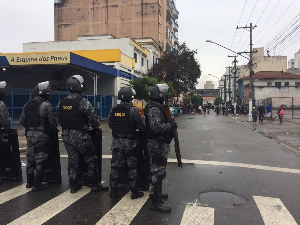 Choque fecha rua para que usuários de drogas não voltem para a região (Foto: Paula Paiva/G1)