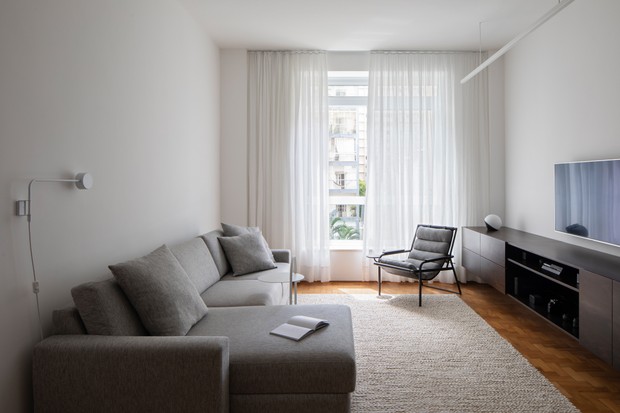 Apartamento da década de 1960 vira lar com pé-direito alto, cores neutras e muita luz natural (Foto: André Klotz )