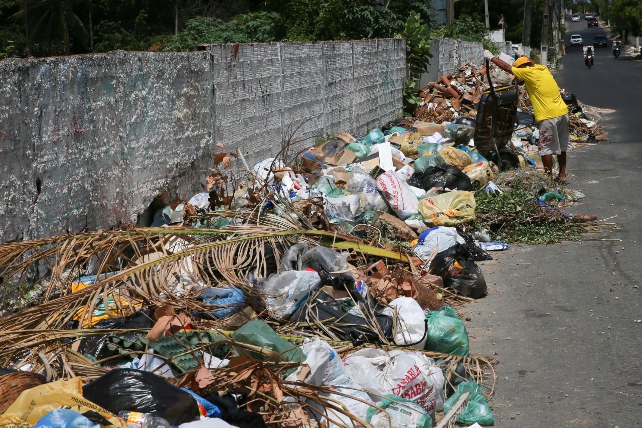 Sem coleta de lixo há 16 dias, Caucaia deve ter serviço retomado nesta quinta-feira (7), diz prefeito