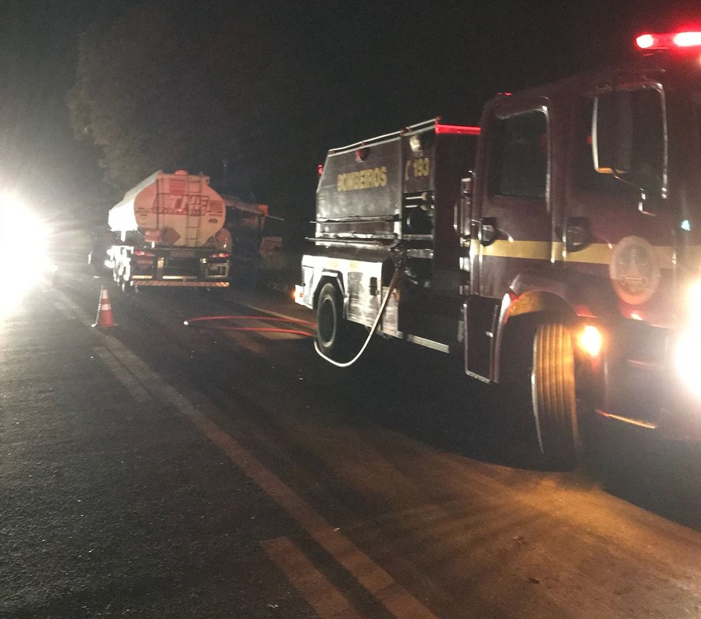 Acidente foi na BR-381, em Belo Oriente, e o motorista do carro morreu (Foto: Corpo de Bombeiros/Divulgação)