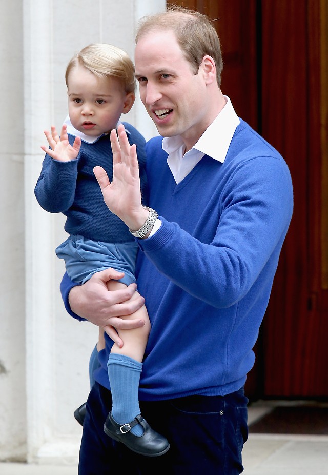 William e o filho, George, na porta da maternidade (Foto: Getty Images)