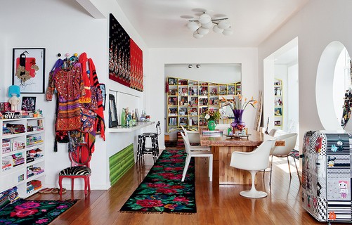 A designer de estampas Adriana Barra vive neste sobrado de 400 m² e mostra um ninho repleto de suas paixões. Uma delas é a passadeira artesanal em sua sala de jantar, comprada na Ucrânia. Ela substitui tranquilamente um tapete formal
