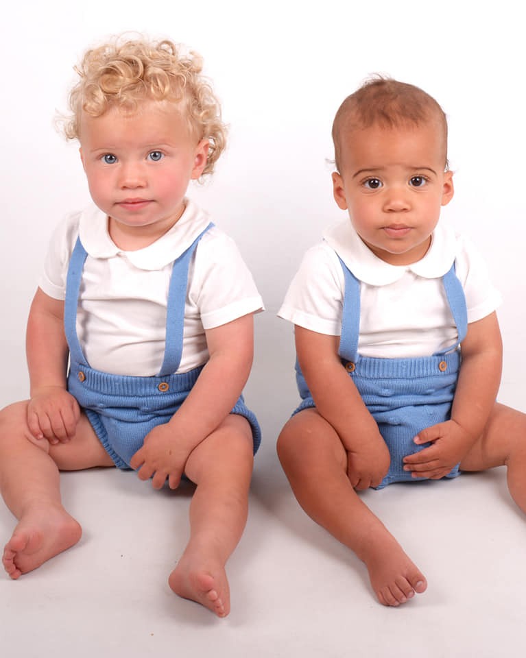 Gêmeos de cores de pele diferentes chamam a atenção no Reino Unido (Foto: Reprodução/Facebook/Jade Ball)