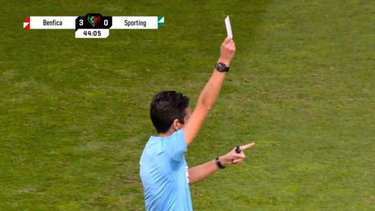 Em Portugal, árbitra mostra primeiro cartão branco no futebol; entenda