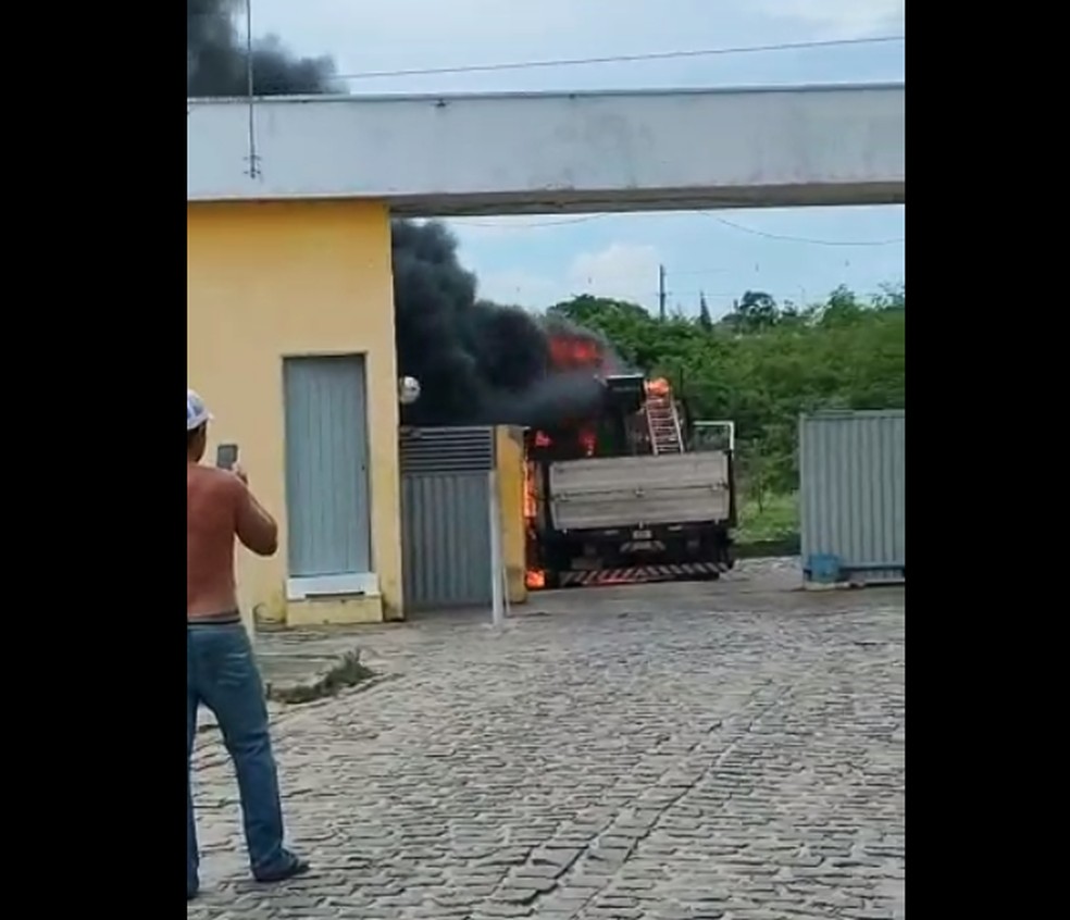 Um dos caminh&otilde;es da Cosern incendiados nesta quarta &mdash; Foto: Reprodu&ccedil;&atilde;o