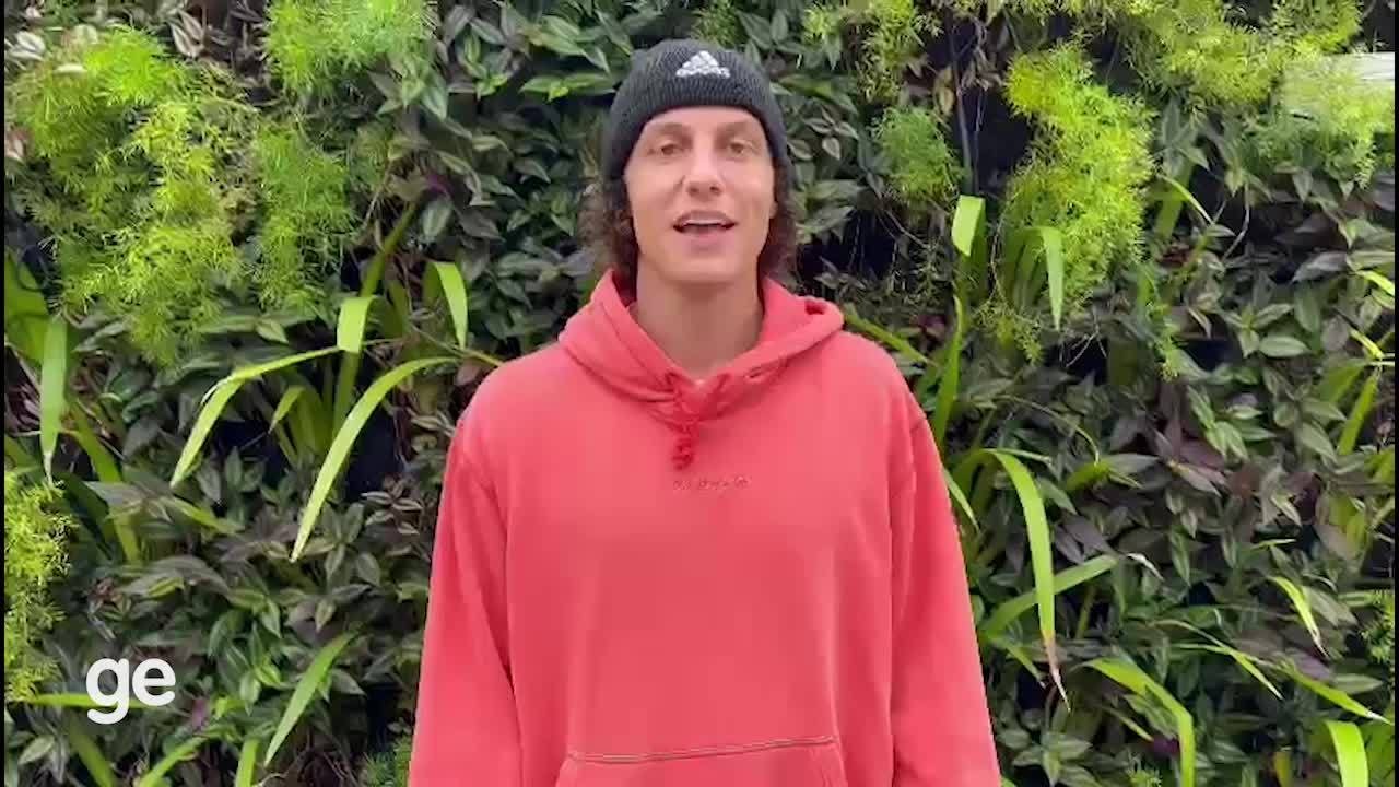 David Luiz envia camisa para jovem xar&aacute; que viralizou com gola&ccedil;o em Minas