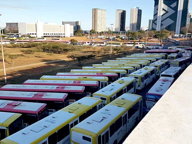 Ônibus parados na rodoviária do Plano Piloto, em Brasília, durante protesto de trabalhadores do transporte (Foto: Gustavo Schuabb/G1)