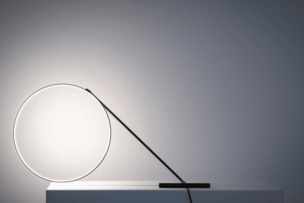 Luminária minimalista gira 320 º para ser ajustada de inúmeras maneiras (Foto: Divulgação)