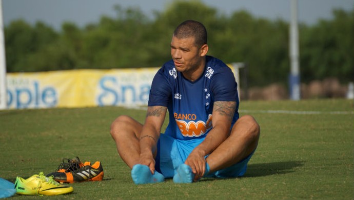 Com torção no joelho direito, Nilton está fora do jogo contra o Vitória