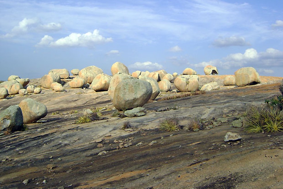 Cerca de 100 blocos milenares de granito compõem paisagem do lajedo (Foto: Karoline Zilah/G1)