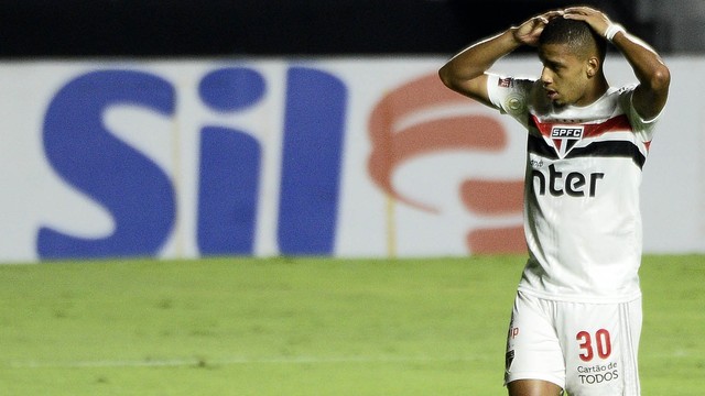 Brenner lamenta durante jogo do São Paulo