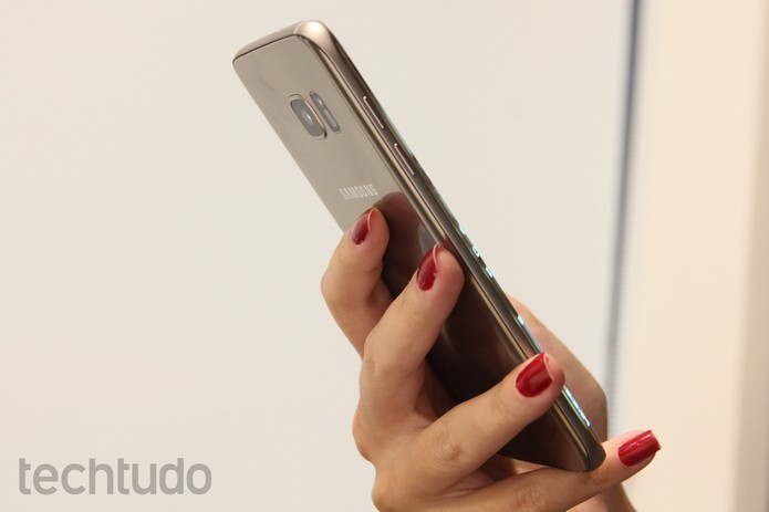 O Galaxy S7 Edge tem câmera traseira de 12 MP (Foto: Luana Marfim/TechTudo)