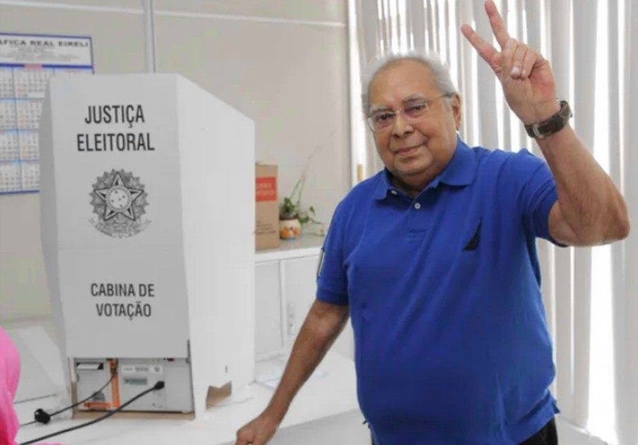 Ex-governador Amazonino Mendes vota nas última eleição, quando novamente foi candidato