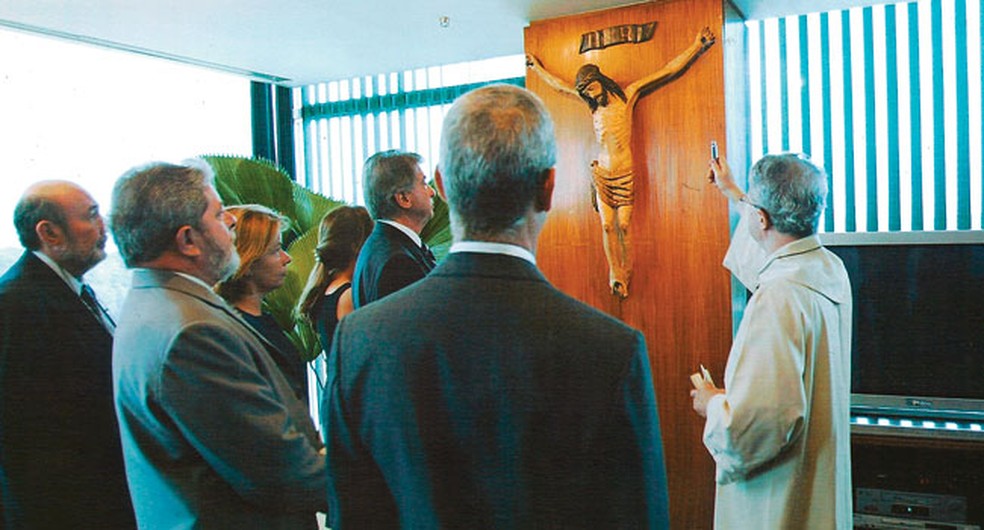 O crucifixo que Lula guardava em sua sala voltará junto com o presidente ao Palácio do Planalto  — Foto: Divulgação/Presidência da República