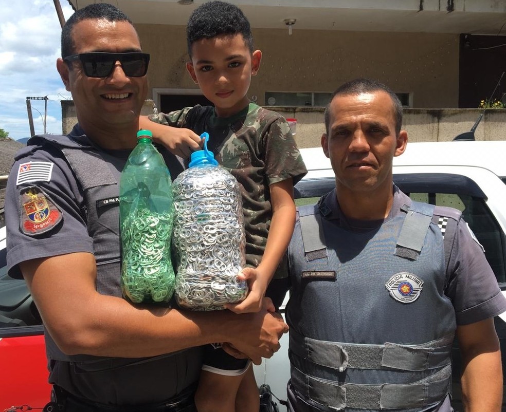 Gabriel, de sete anos, encantou policiais militares com iniciativa de juntar lacres em Eldorado, SP — Foto: Divulgação/Polícia Militar 