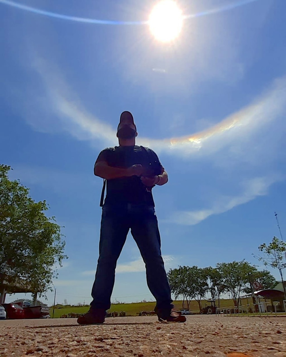 Fenômeno natural deixa círculo colorido ao redor do sol — Foto: Assis Lima/Arquivo pessoal 