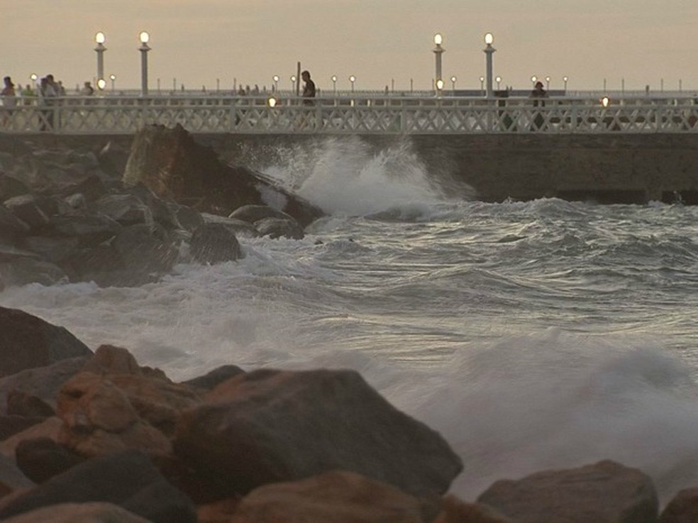 Marinha alerta para o inÃ­cio do perÃ­odo de ressaca do mar no litoral cearense. â Foto: TV Verdes Mares/ReproduÃ§Ã£o