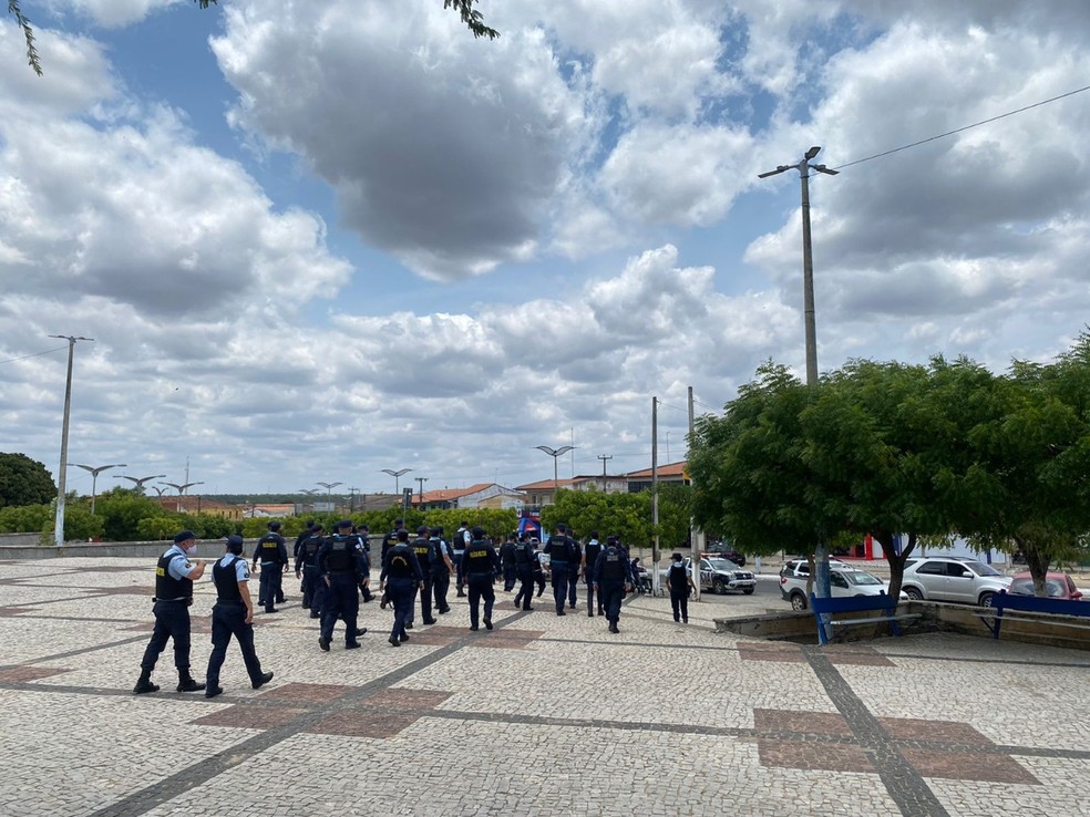Policiais realizam abordagens e buscas na cidade de Chorozinho após série de homicídios. — Foto: SSPDS/ Divulgação