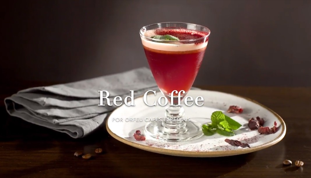 O Red Coffee conta com gin e syrup de framboesa misturados com o Café Orgânico Orfeu (Foto: Reprodução)