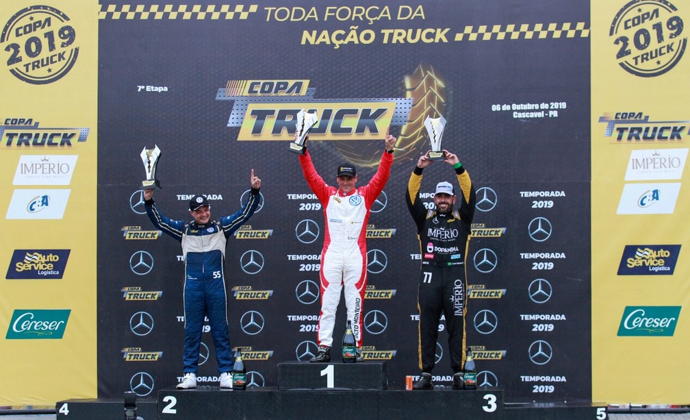 Pódio da primeira corrida do dia em Cascavel: Beto Monteiro, Paulo Salustiano e André Marques — Foto: Vanderley Soares/Copa Truck