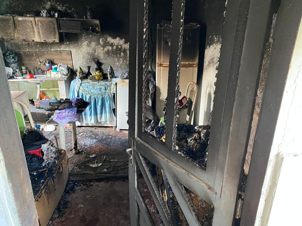 Casa destruída por incêndio criminoso na Zona Norte de Natal — Foto: Pedro Trindade/Inter TV Cabugi