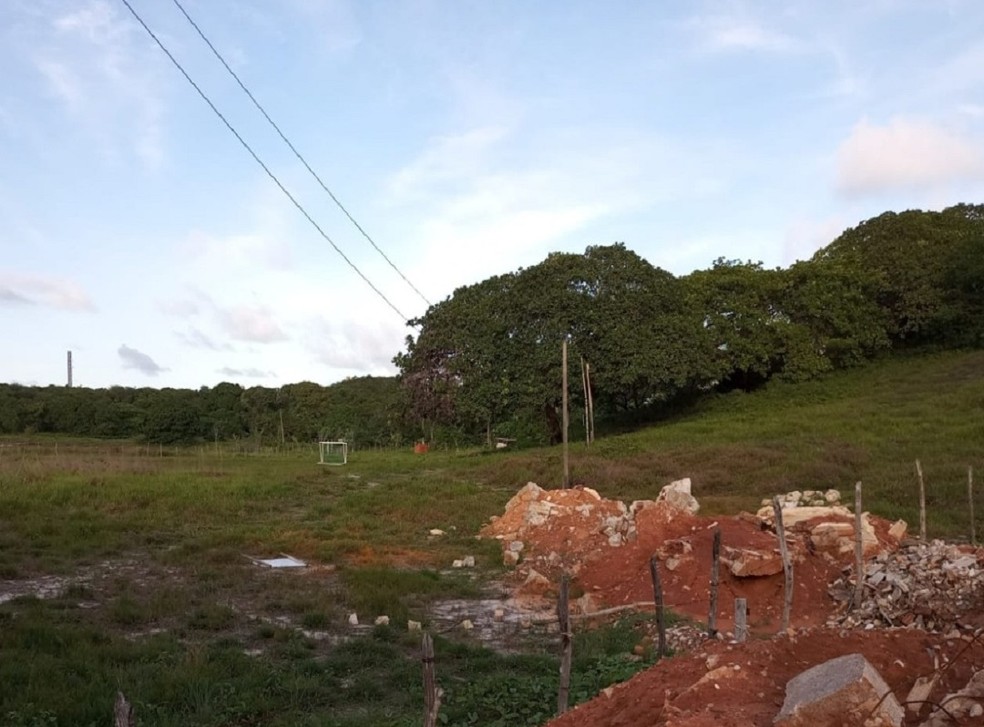 Descarte de obra de construção civil em zona de proteção ambiental — Foto: Divulgação